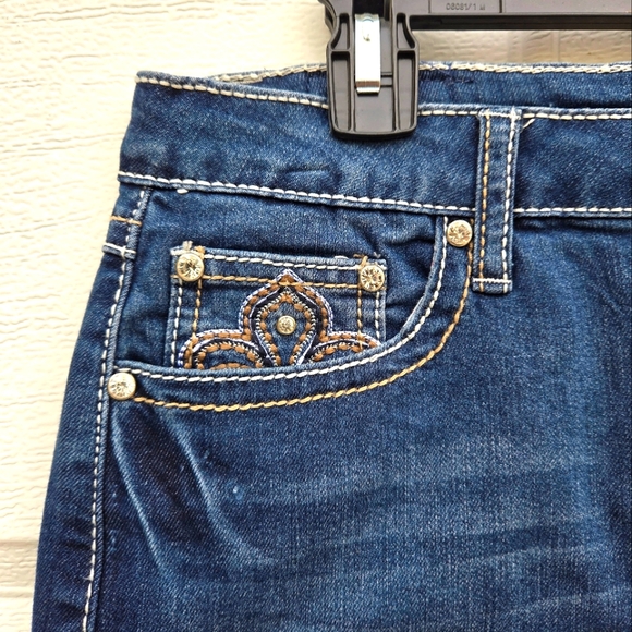 Earl Stylish Denim Skirt with Embroidery - Picture 3 of 7